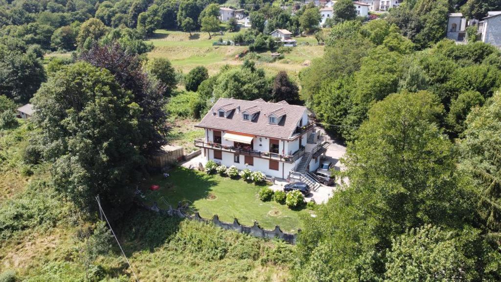 Villa immersa nel verde a Lanzo dʼIntelvi Esterno foto