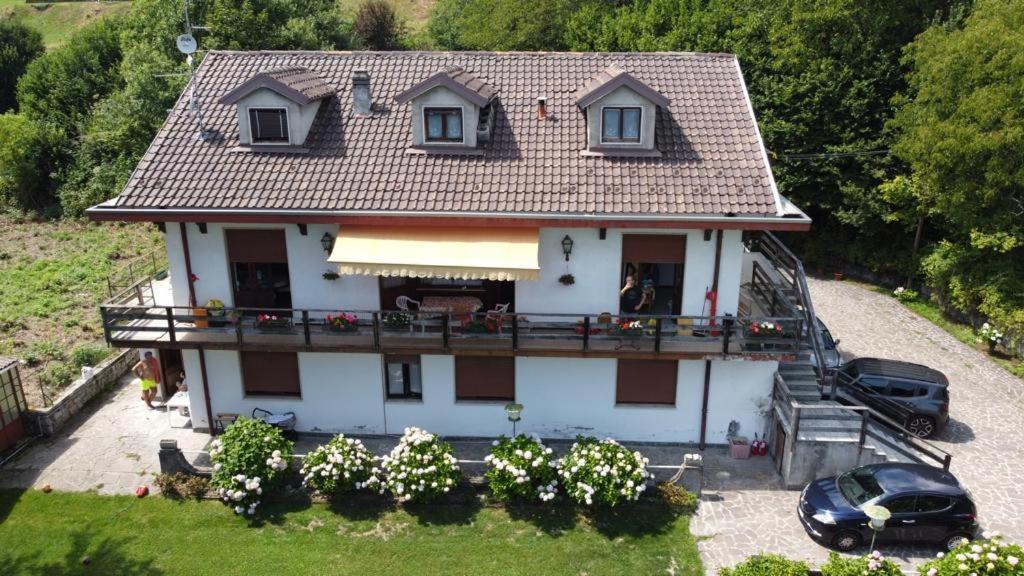 Villa immersa nel verde a Lanzo dʼIntelvi Esterno foto